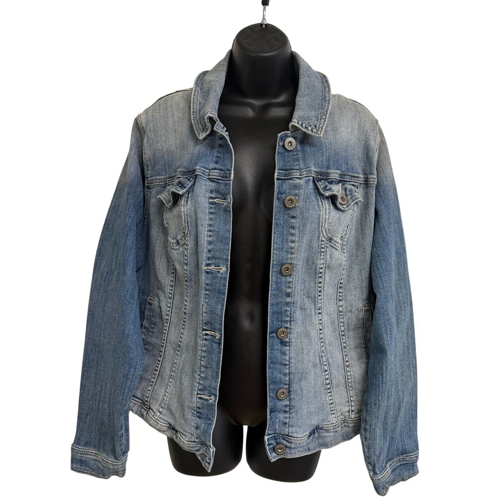 Torrid Women Plus Size Denim Jean Jacket 3 3X Stretch Medium Wash Trucker EUC